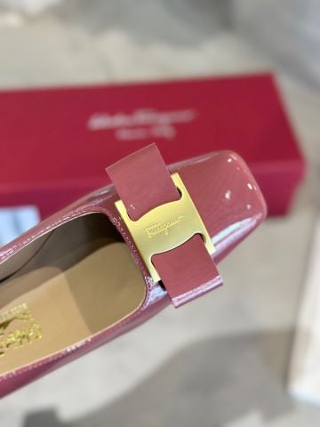 GIÀY NỮ MŨI VUÔNG FERRA* NƠ KIM LOẠI DA BÓNG ĐỎ ĐÔ