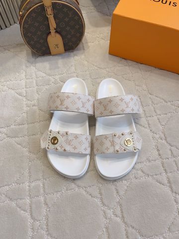 DÉP NỮ L V MONOGRAM HAI QUAI BẢN LỚN CHARM KIM LOẠI SANG TRỌNG