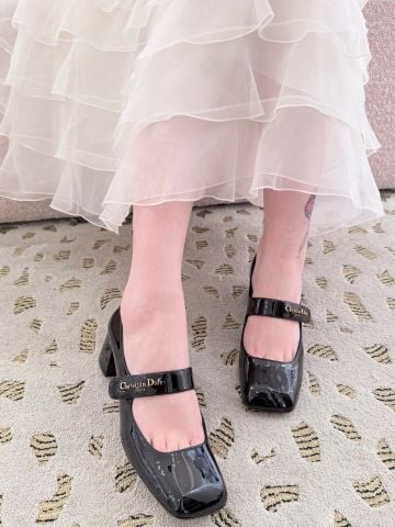 GIÀY MARY JANE NỮ D DÒNG LOLITA DA BÓNG QUAI NGANG LOGO KIM LOẠI GÓT VUÔNG 4CM