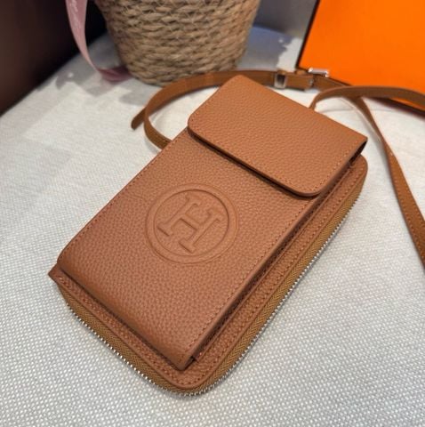 TÚI ĐỰNG ĐIỆN THOẠI H M – VERTICAL PHONE CROSSBODY 2-IN-1, DA BÒ TOP-GRAIN VÂN HẠT