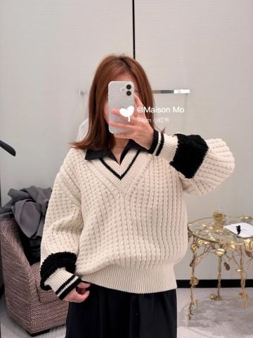 ÁO LEN NỮ CHA V CỔ TƯƠNG PHẢN, THÊU SAU LƯNG, DÁNG SLIM THANH LỊCH