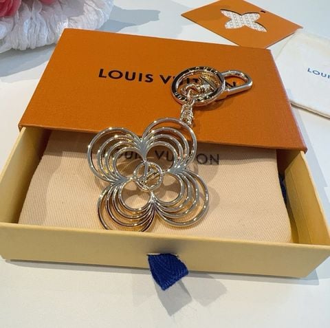 MÓC KHÓA KIÊM CHARM TÚI L V BREEZE MONOGRAM FLOWER KIM LOẠI DÁNG HOA TRÒN THANH LỊCH