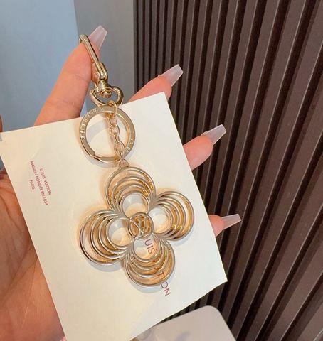 MÓC KHÓA KIÊM CHARM TÚI L V BREEZE MONOGRAM FLOWER KIM LOẠI DÁNG HOA TRÒN THANH LỊCH
