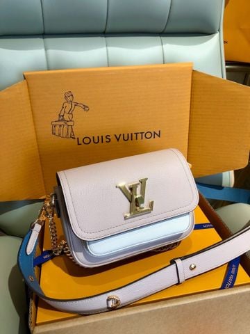 TÚI XÁCH NỮ L V LOCKME TENDER DÁNG HỘP THANH LỊCH – LOGO KIM LOẠI NỔI BẬT