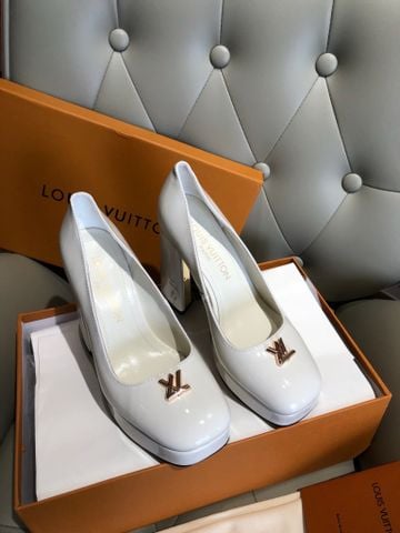 GIÀY CAO GÓT NỮ L*V GÓT VUÔNG LOGO KIM LOẠI 2 CHẤT DA BÓNG/LỲ