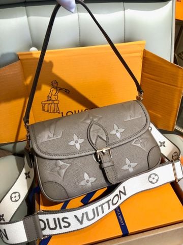 TÚI ĐEO VAI NAM NỮ L V DIANE MONOGRAM EMPREINTE DA BÒ DẬP NỔI DÂY JACQUARD THÁO RỜI
