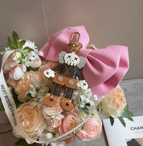 MÓC KHÓA TREO TÚI NAM NỮ L V X KAWS BAG CHARM & KEY HOLDER PHIÊN BẢN NHÂN VẬT COLLECTIBLE