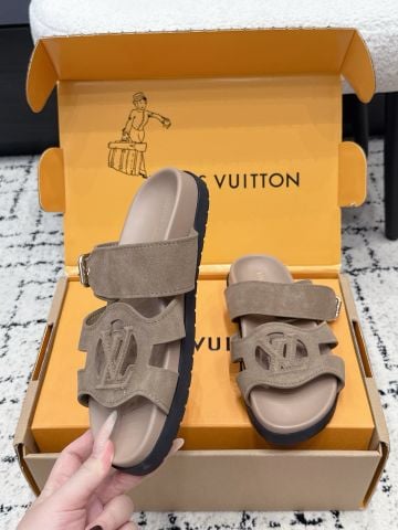 SANDAL NAM NỮ L V HAI QUAI BẢN RỘNG DA BÒ SUEDE