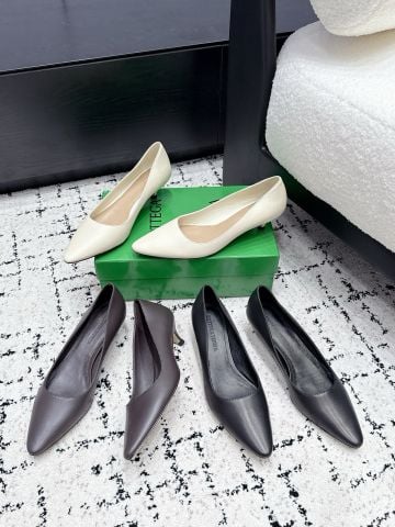 GIÀY CAO GÓT NỮ B V PUMP MŨI NHỌN GÓT KITTEN DA CỪU