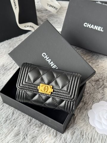 VÍ ĐỰNG THẺ NỮ CN BOY CHẦN BÔNG CAVIAR KHÓA CC VÂN KIM CỔ ĐIỂN