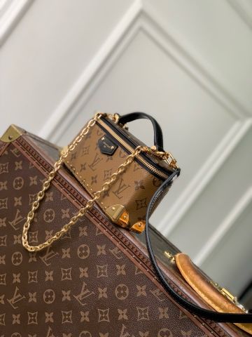 TÚI NỮ L V VANITY POUCH TRUNK DÁNG HỘP EAST–WEST – MẪU MỚI CỰC ĐẸP, ẤN TƯỢNG