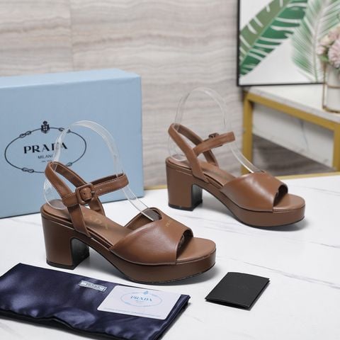 SANDAL CAO GÓT PRAD* NỮ – DA BÒ Ý, LÓT CỪU MỀM, GÓT BLOCK 6.5CM, XANH BABY