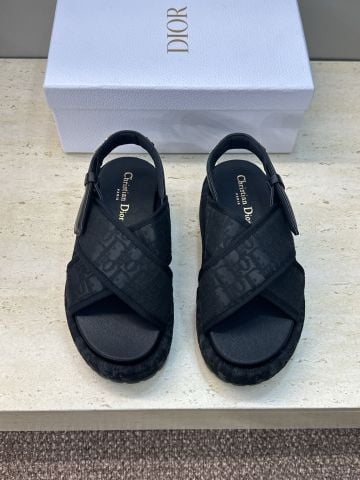SANDAL ĐẾ DÀY NỮ DR D-LANE – QUAI CHỮ X LOGO CD, KHÓA KIM LOẠI, ĐẾ CAO 4CM