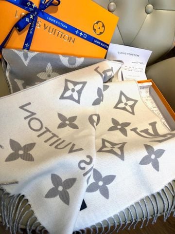 KHĂN CHOÀNG UNISEX L V HOẠ TIẾT MONOGRAM DỆT JACQUARD – HOÀN THIỆN TUA RUA SANG TRỌNG