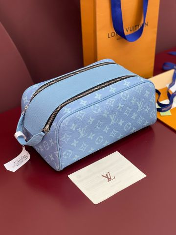Túi Dopp Kit nam L*V – Taigarama Sky Blue