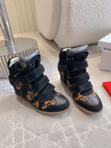 GIÀY SNEAKER NỮ IM DÁNG WEDGE ẨN ĐẾ – 3 QUAI DÁN CÁ TÍNH, NÂNG CHIỀU CAO 7CM