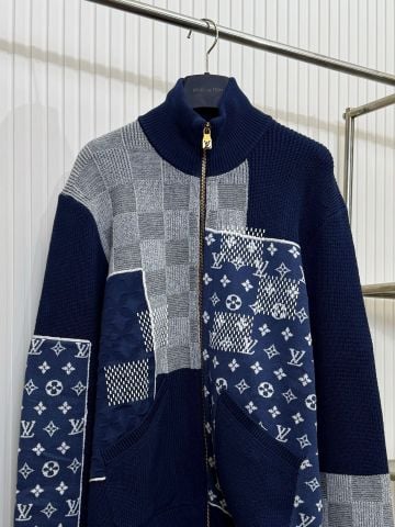 ÁO KHOÁC NAM L V PHỐI MONOGRAM & CARO DAMIER – DÁNG ZIP SANG GỌN