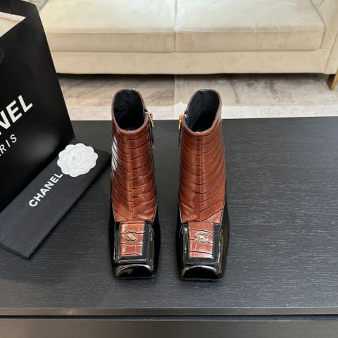 BOOT NỮ CN BIỂU TƯỢNG DOUBLE C – MŨI VUÔNG CHẦN QUẢ TRÁM, DA DẬP VÂN & GÓT THÔ 5CM SANG CHUẨN ÂU