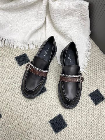 GIÀY LOAFER NỮ L*V  DÂY MONOGRAM & MẮT XÍCH – ĐẾ DÀY