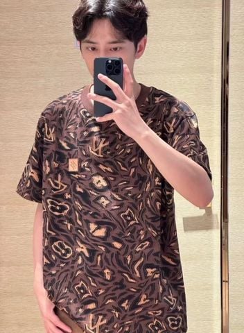 ÁO THUN NAM L V PHỐI HỌA TIẾT JACQUARD LEOPARD MONOGRAM