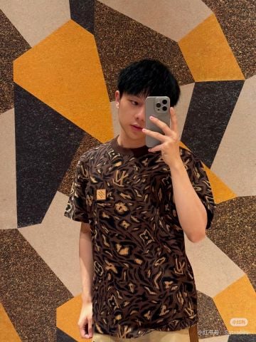 ÁO THUN NAM L V PHỐI HỌA TIẾT JACQUARD LEOPARD MONOGRAM