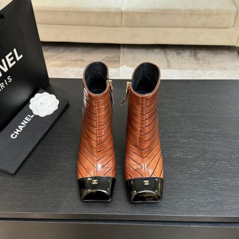 BOOT NỮ CN PHIÊN BẢN 26C – MŨI VUÔNG PHỐI MIẾNG LOGO SANG TRỌNG, GÓT THÔ 5CM TÔN DÁNG