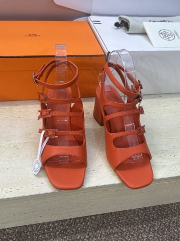 SANDAL CAO GÓT NỮ H M PHOM “MIDNIGHT KELLY” – 3 DÂY KHÓA CHỮ H, MŨI HỞ SANG CHẢNH, GÓT VUÔNG 6CM