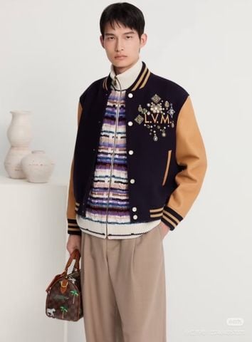 ÁO KHOÁC BOMBER NAM L V ĐÍNH ĐÁ THỦ CÔNG LOGO SIGNATURE – PHOM VARSITY NỔI BẬT