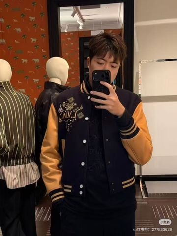 ÁO KHOÁC BOMBER NAM L V ĐÍNH ĐÁ THỦ CÔNG LOGO SIGNATURE – PHOM VARSITY NỔI BẬT