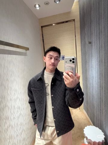 ÁO KHOÁC NAM L V HỌA TIẾT MONOGRAM DỆT NỔI – PHOM GỌN CỔ BẺ SANG TRỌNG