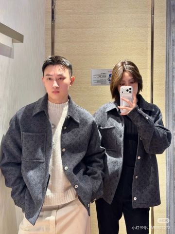 ÁO KHOÁC NAM L V HỌA TIẾT MONOGRAM DỆT NỔI – PHOM GỌN CỔ BẺ SANG TRỌNG