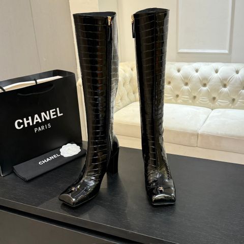 BOOT NỮ CN 26C DOUBLE C PHỐI MŨI KIM LOẠI – DA DẬP VÂN SANG TRỌNG, GÓT CAO 9cm TÔN DÁNG