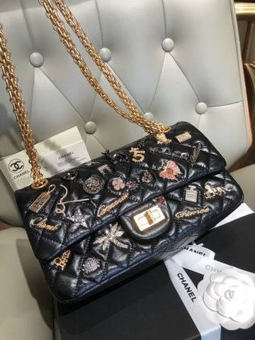 TÚI XÁCH NỮ CN REISSUE 2.55 LUCKY CHARMS DA BÊ AGED CALFSKIN CHẦN QUẢ TRÁM GẮN CHARM SƯU TẦM HIẾM
