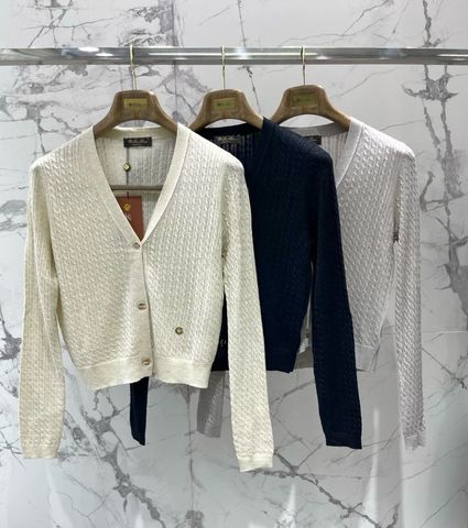 ÁO CARDIGAN LEN NỮ L P CỔ V – DỆT CABLE MẢNH, KHUY KIM LOẠI CÁCH ĐIỆU