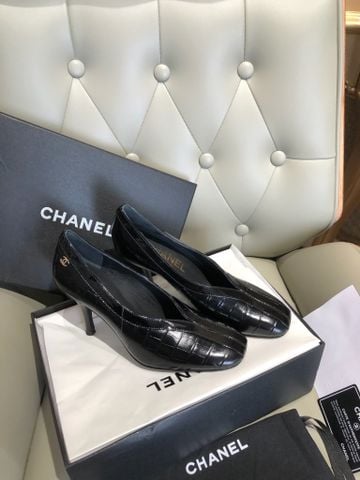 GIÀY CAO GÓT NỮ CN BST 26C LOGO DOUBLE C PHỐI 2 TÔNG – DA BÒ VÂN NỔI SANG TRỌNG, MŨI NHỌN THANH THOÁT