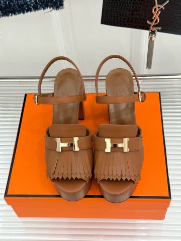 SANDAL CAO GÓT NỮ H M DA BÊ MÀU GOLD – H BUCKLE, TUA RUA THANH LỊCH, GÓT 11CM