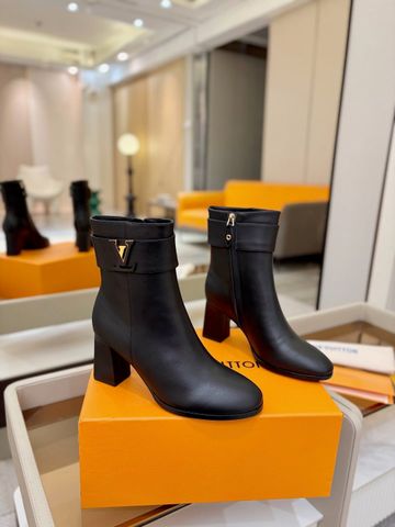 BOOT NỮ L V GÓT 7.5CM DÁNG ANKLE BOOT THANH LỊCH – KHÓA LV SIGNATURE SANG TRỌNG