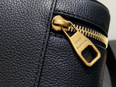 TÚI XÁCH NỮ L V LOW KEY VANITY POUCH DA BÊ HẠT KHÓA PADLOCK CỔ ĐIỂN FORM VANITY SANG TRỌNG