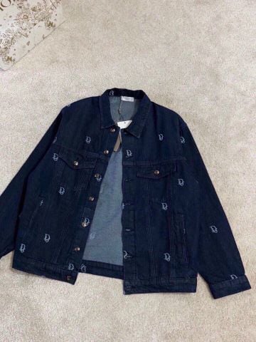 ÁO KHOÁC DENIM UNISEX DIO THÊU NỔI CHỮ KÝ – WASH DÀY DẶN – FORM ĐỨNG CHUẨN