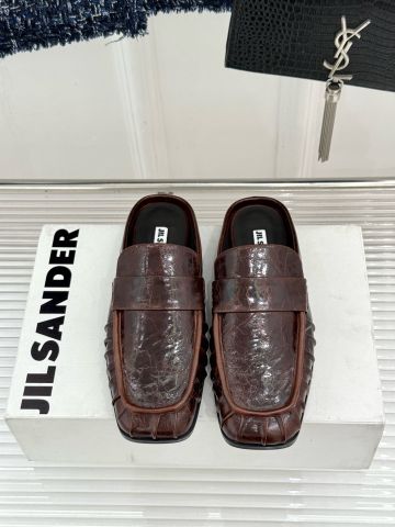 GIÀY SỤC NỮ J S LOAFER MULE DA VÂN NHĂN MÀU ĐỎ RƯỢU – PHONG THÁI OLD MONEY TINH GIẢN