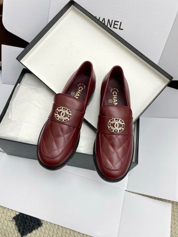 GIÀY NỮ LOAFER CHAN*  – IVORY QUILT, HUY HIỆU NGỌC TRAI
