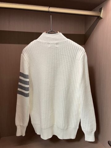 ÁO LEN NAM TB DÁNG ZIP CỔ ĐỨNG – HỌA TIẾT 4 SỌC TAY – FORM GỌN SANG