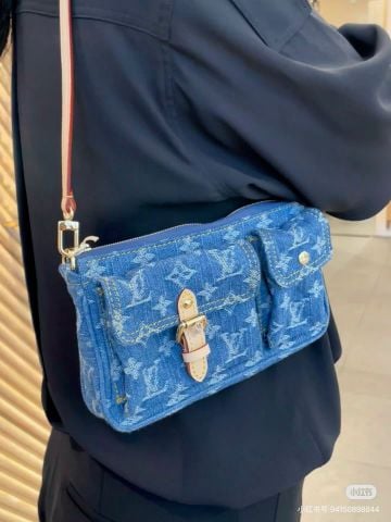 TÚI XÁCH NỮ L V POCHETTE ACCESSOIRES CARGO MONOGRAM DENIM KHÓA CÀI TRUNG TÂM