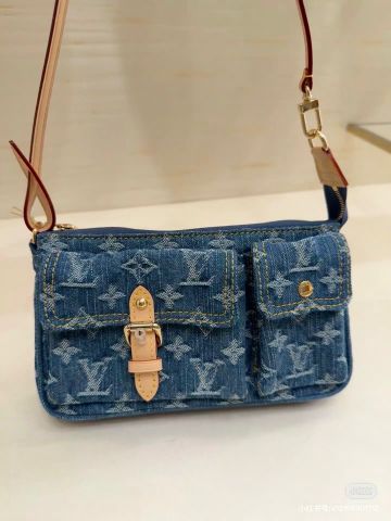TÚI XÁCH NỮ L V POCHETTE ACCESSOIRES CARGO MONOGRAM DENIM KHÓA CÀI TRUNG TÂM