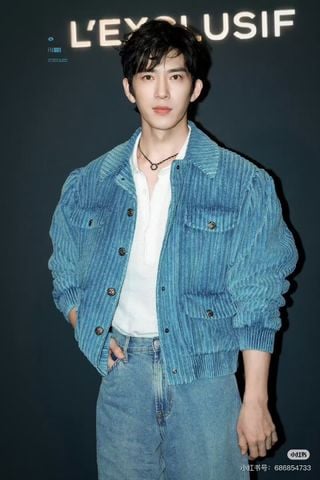 ÁO KHOÁC NỮ CN NHUNG GÂN JACQUARD DÁNG BOMBER CỔ BẺ