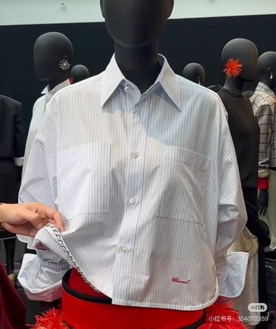 ÁO SƠ MI NỮ CN DÁNG CROPPED KẺ SỌC THANH LỊCH, TAY BÓP NHÚN SANG CHẢNH ĐIỂM THÊU