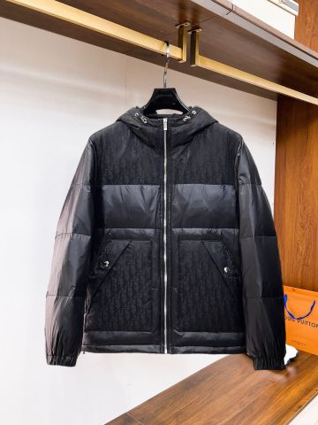 ÁO PHAO LÔNG VŨ NAM DIO PHỐI JACQUARD SIGNATURE – DÁNG HOODIE ÔM GỌN, GIỮ ẤM SÂU