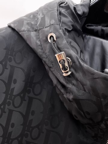 ÁO PHAO LÔNG VŨ NAM DIO PHỐI JACQUARD SIGNATURE – DÁNG HOODIE ÔM GỌN, GIỮ ẤM SÂU