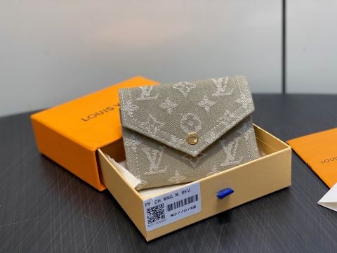 VÍ NỮ L V VICTORINE GẬP BA JACQUARD MONOGRAM HIỆU ỨNG STONEWASH THANH LỊCH