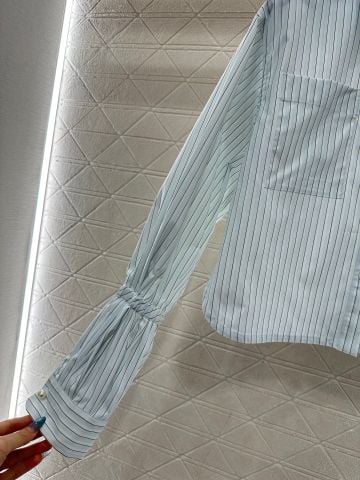 ÁO SƠ MI NỮ CN DÁNG CROPPED KẺ SỌC THANH LỊCH, TAY BÓP NHÚN SANG CHẢNH ĐIỂM THÊU